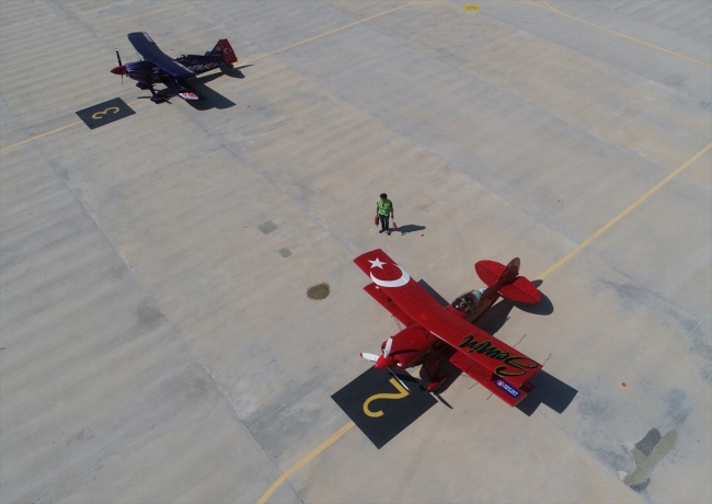 Akrobasi pilotu baba-kız uçaklarıyla gösteri yaptı